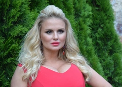 «Кажется, что там молочко»: Анна Семенович объяснила, почему мужчины любят большую грудь