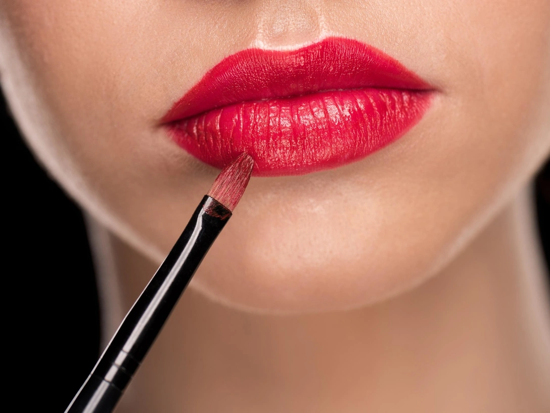 Выглядит неряшливо: 5 лайфхаков, чтобы помада не смазывалась в течение дня | marieclaire.ru