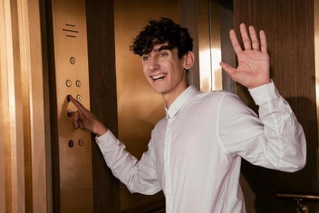 «Из-за чувства неловкости бесконтрольно улыбаюсь всем подряд. Как это остановить?»