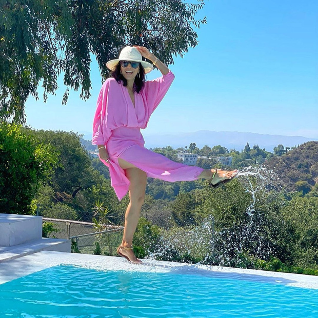 Фото №1 - Ева Лонгория встречает выходные в воздушном розовом платье и соломенной шляпе