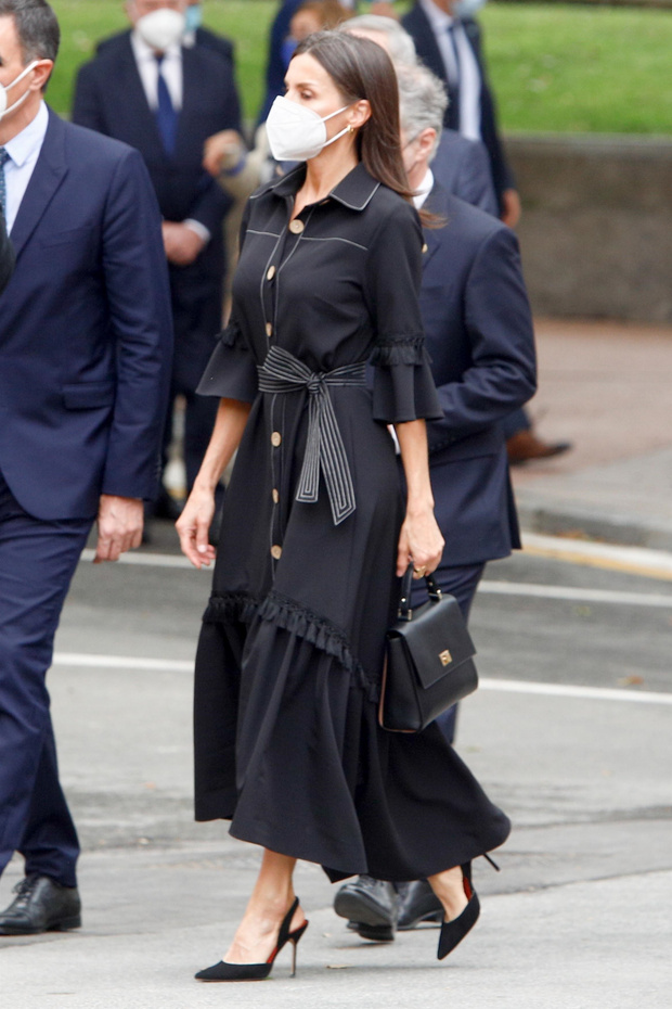 Фото №2 - Черное платье-колокол с акцентом на талии: королева Летиция показывает простое, но эффектное платье для выхода в свет