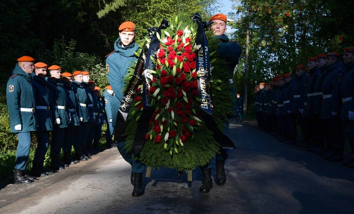 Главу МЧС России Евгения Зиничева похоронили в Санкт-Петербурге рядом с родителями