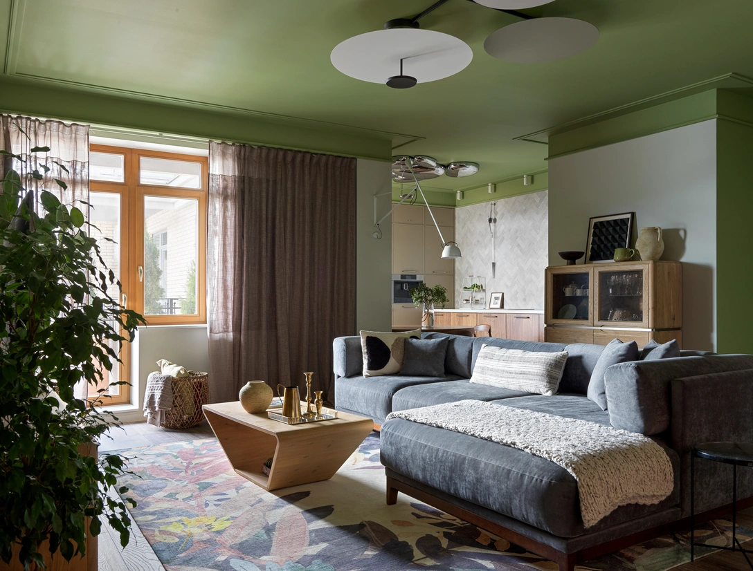 Гостиная. Люстра, Vibia. Ковер, Kover.ru. Диван, The Idea. | Источник: Сергей Красюк