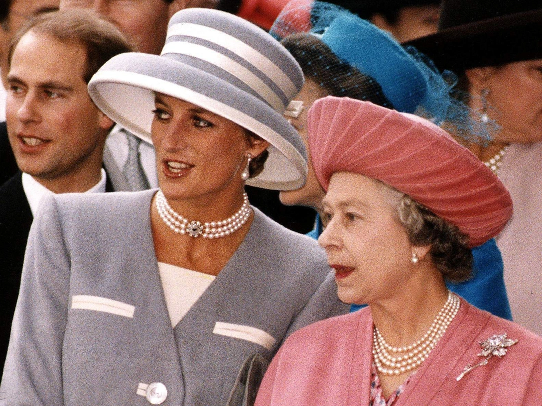 Принцесса Диана и Елизавета II на свадьбе лорда Линли и Серены Стэнхоуп, ноябрь 1993 | marieclaire.ru