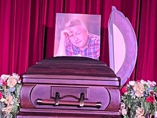 В Санкт-Петербурге идет прощание с Александром Тютрюмовым. Репортаж