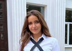 15-летняя Худякова пришла в мини-юбке в школу, а Наталия Медведева снялась без фильтров. Соцсети звезд