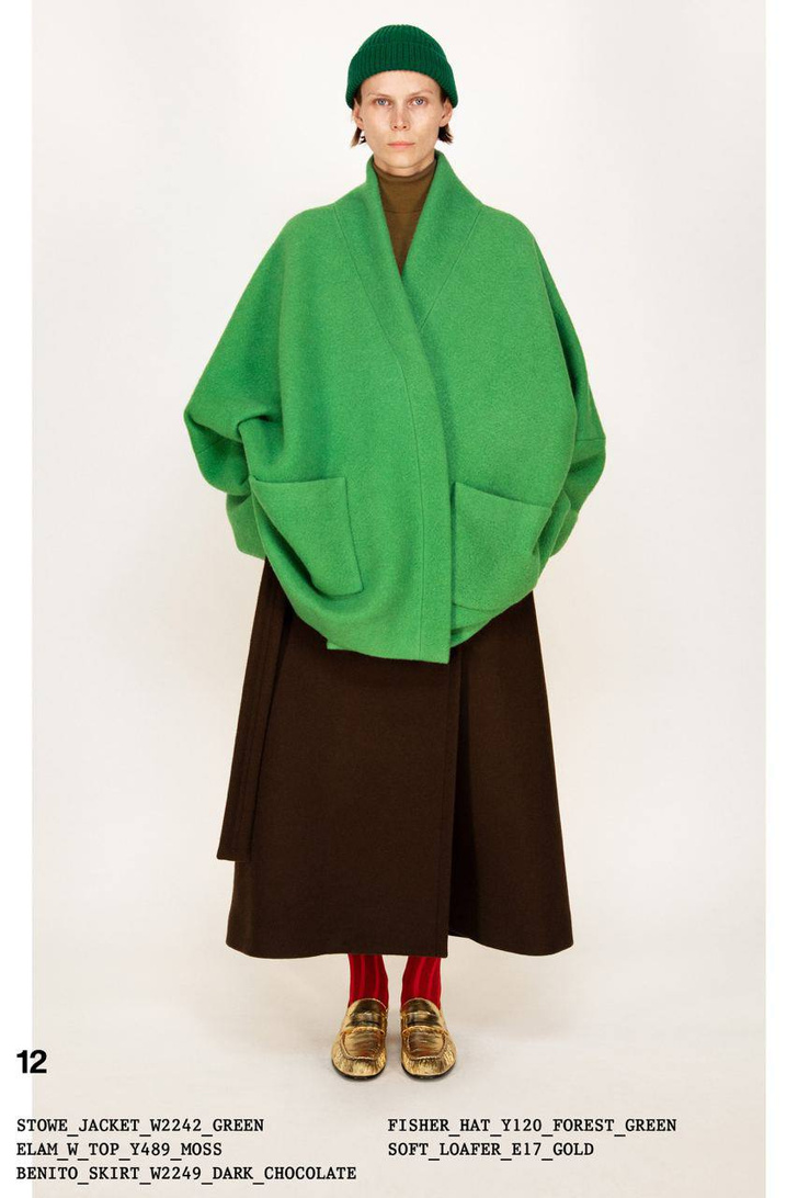 Идея для зимнего образа: длинный зеленый шарф и пальто в тон, как у Кендалл Дженнер