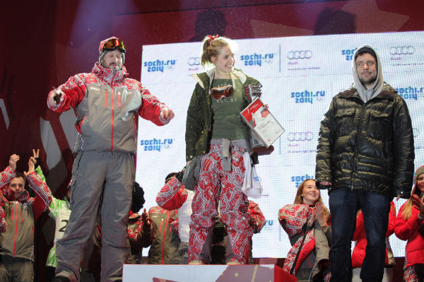 В сноуборде золото досталась дизайнеру Антонине Шаповаловой, серебро получил телеведущий Василий Куйбар, а бронзу - Евгений Цыганов