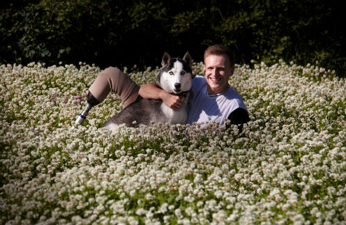 В походах его сопровождает собака Шер. Норвегия, 2012 год