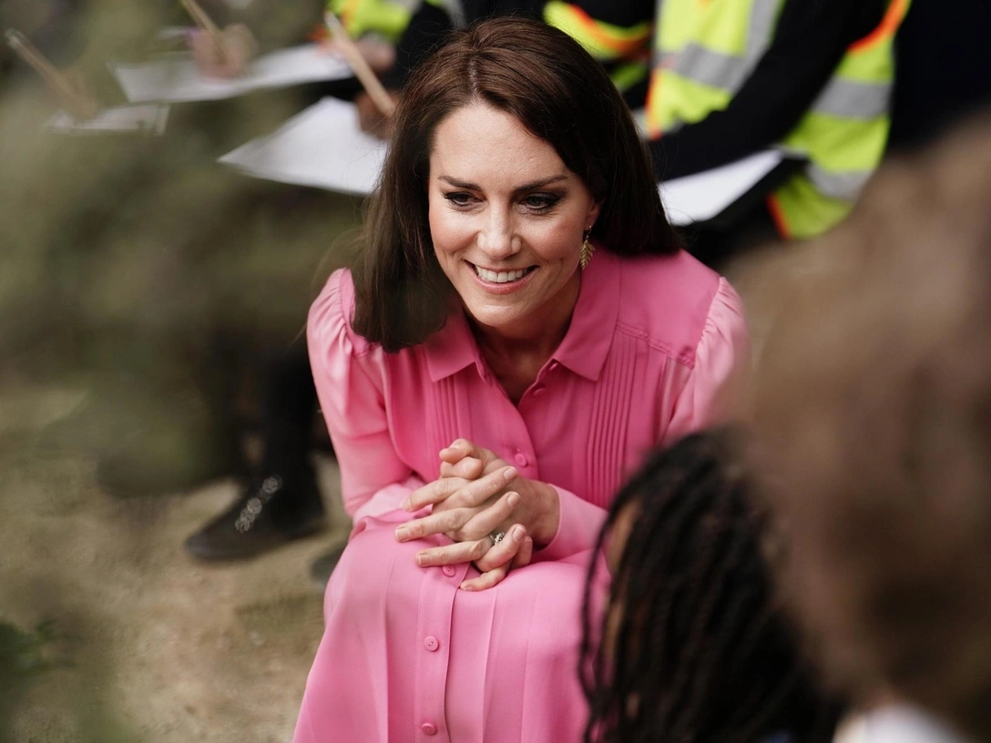 Принцесса Уэльская с школьниками на обеденном пикнике возле эстрады Woodland на цветочном шоу RHS в Челси, 22 мая 2023 | marieclaire.ru