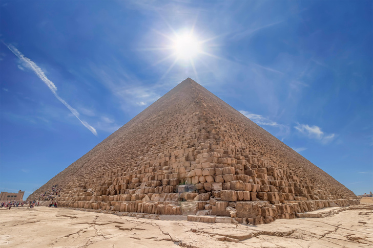 Пустят в самую маленькую: в Египте закроют пирамиду Хеопса, но без чудес света туристы не останутся