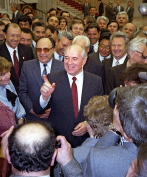 Как Горбачев впервые сказал «перестройка» (мы нашли уцелевшее видео с места событий)