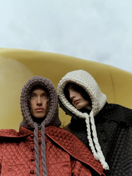 На Анне и Владе: капоры JW Anderson, пальто Comme des Garcons Noir Kei Ninomiya | woman.ru