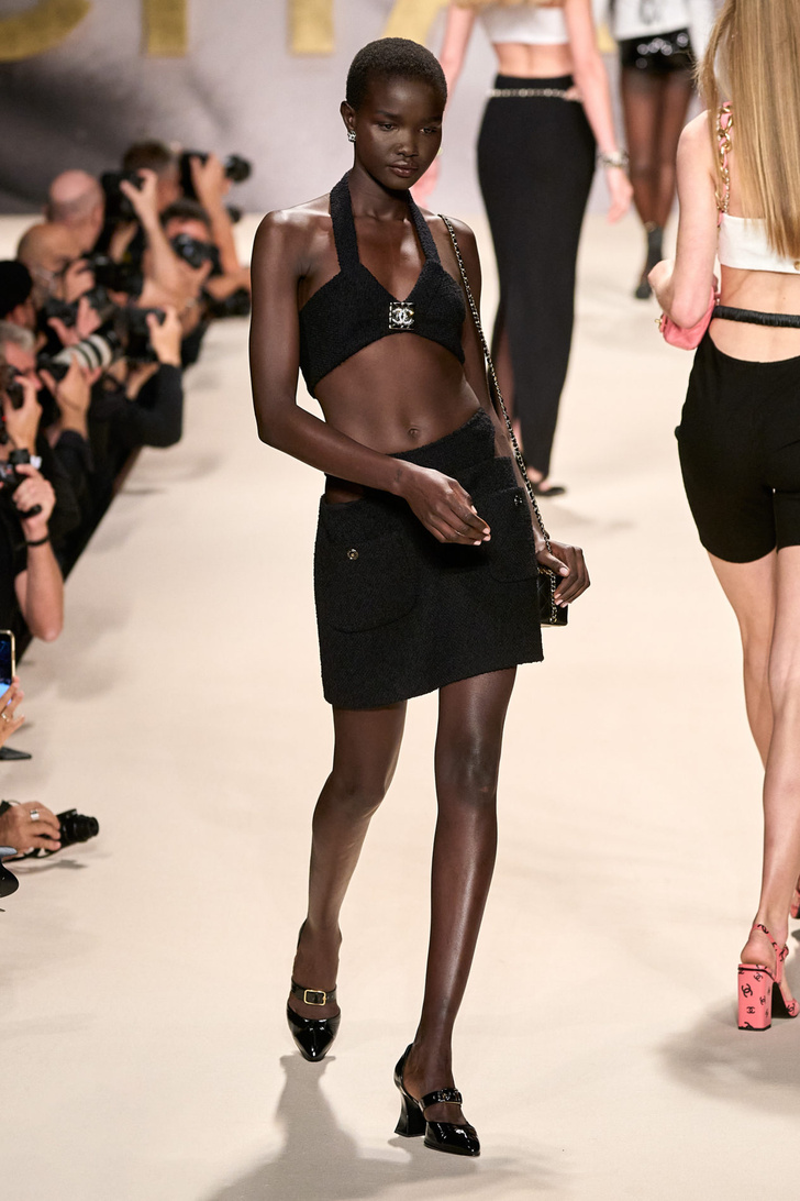 Следующим летом мы будем носить юбки в сетку и черно-белые бикини: как прошел показ Chanel весна-лето 2022