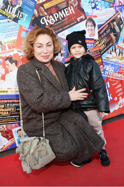 Симона Юнусова с внучкой Алисой
