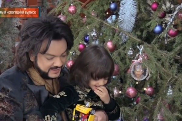 Филипп Киркоров поставил дома к Новому году пятиметровую настоящую елку на радость детям