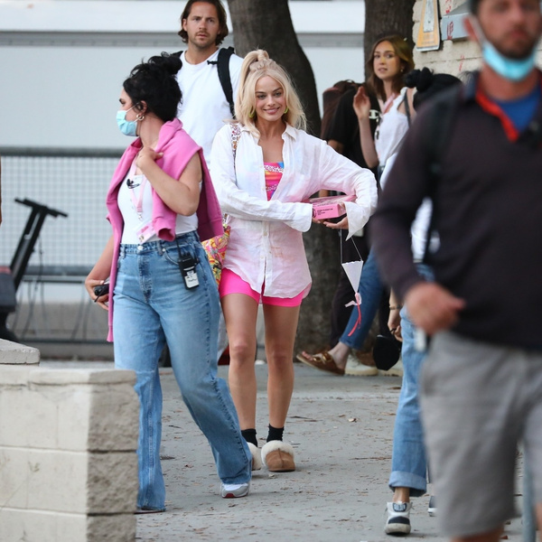 Розовый топ, велосипедки и белая рубашка: новый суперстильный образ Марго Робби на съемках фильма «Барби»