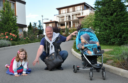 Сергей Селин с дочкой Машей и сыном Макаром на прогулке недалеко от дома в Болгарии