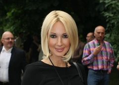 Лера Кудрявцева приклеила накладные ресницы на лоб