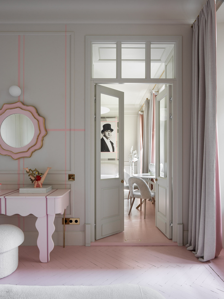 Белая квартира 40 м² с розовым полом и парижским настроением