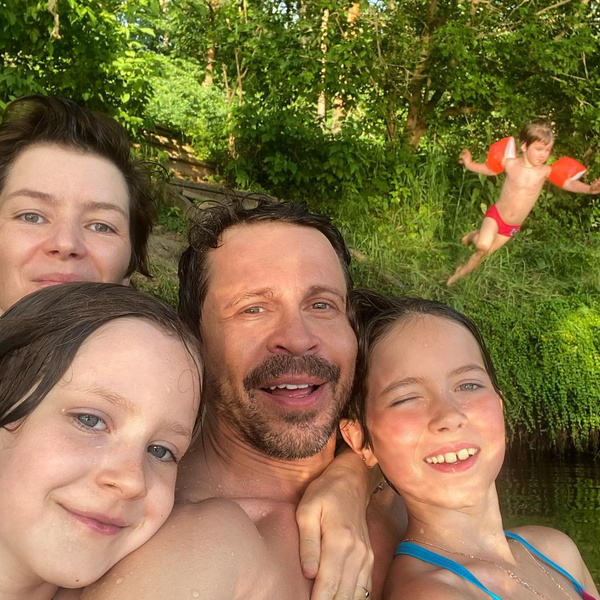 «Как же здорово»: Павел Деревянко наслаждается воссоединением с бывшей женой и дочками