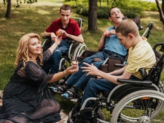 «Я выбралась из болота». История супермамы тройняшек с ДЦП — она потеряла мужа, но снова обрела любовь