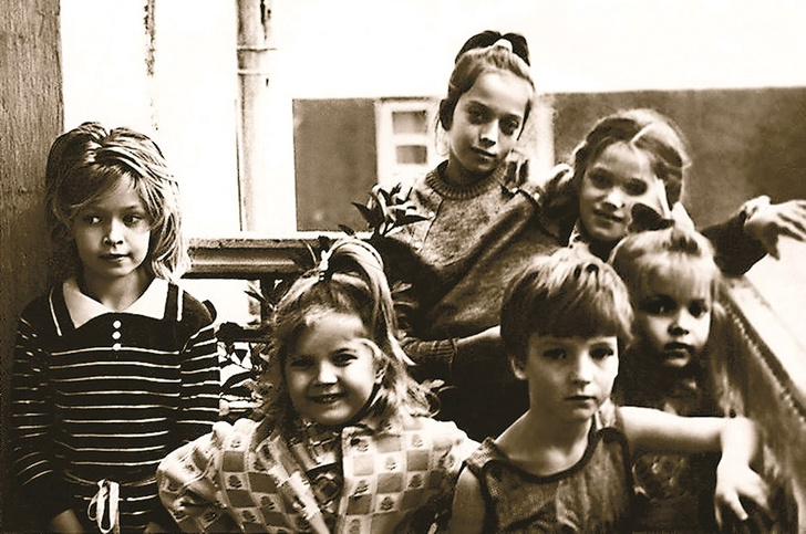 Вера Брежнева (слева) с сестрами и друзьями детства