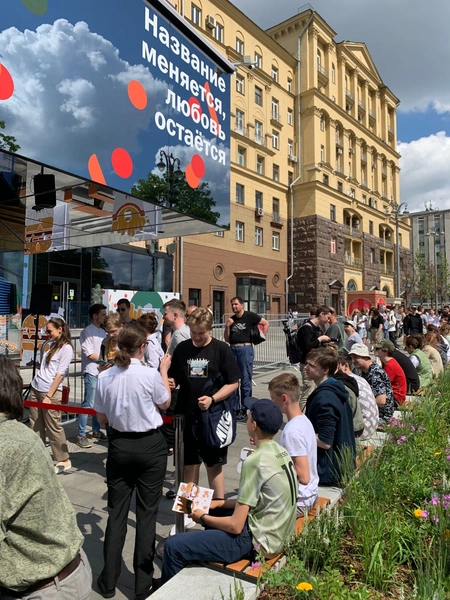 «Вкусно и точка!»: что творится внутри обновленного McDonald’s в Москве