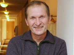 «Лошадь сдохла, слазь»: режиссер «Сватов» объяснил, почему без Добронравова сериалу не жить