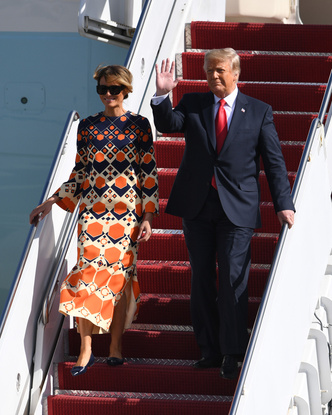 Отпускное платье Gucci и широкая улыбка: Мелания Трамп с радостью возвращается к «обычной» жизни