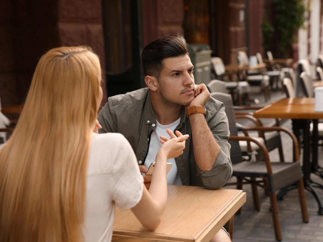 Он просто сбежит: 5 вопросов, которые нельзя задавать мужчине на первом свидании | marieclaire.ru