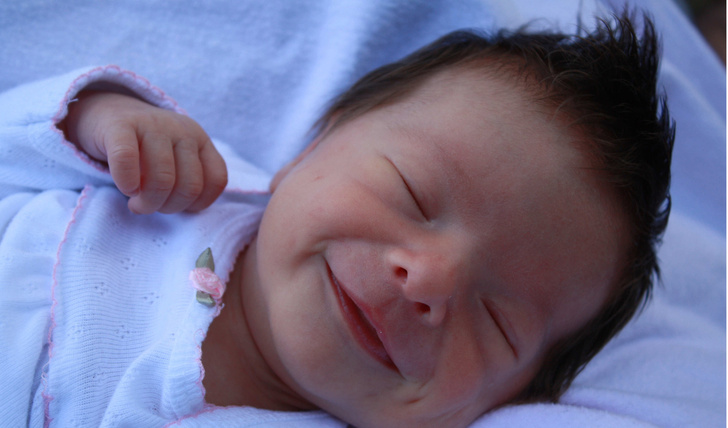 улыбка младенца оказалась симптомом неизлечимой болезни