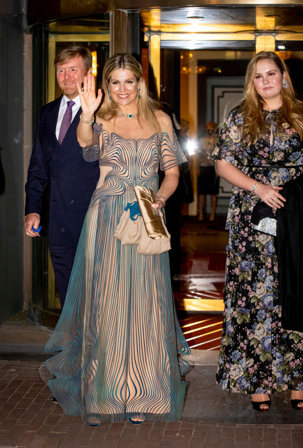 Фото №1 - Неожиданно: королева Максима празднует юбилей в «голом» 3D-платье