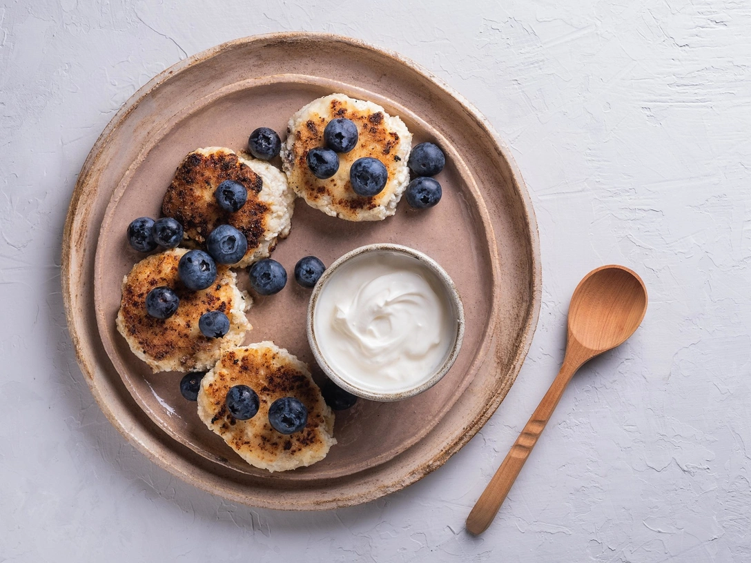 Секретный ингредиент, который сделает сырники идеальными | marieclaire.ru