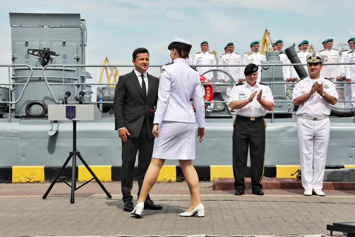«Может, размер не подошел?»: министру обороны Украины подарили туфли на каблуках после сексистского скандала