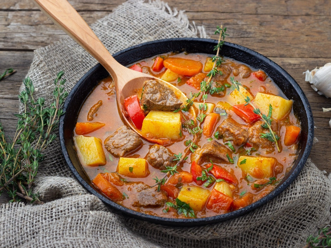 Ароматный суп гуляш: секрет идеального венгерского супа, который обожают все | marieclaire.ru