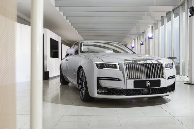 Фото №1 - Минимализм, сдержанность и чистый дизайн: Rolls-Royce Ghost дебютирует в России