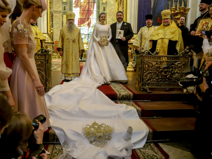 Новая тиара, шлейф с гербом и венчание в Исаакиевском соборе: как прошла первая за 120 лет королевская свадьба в России