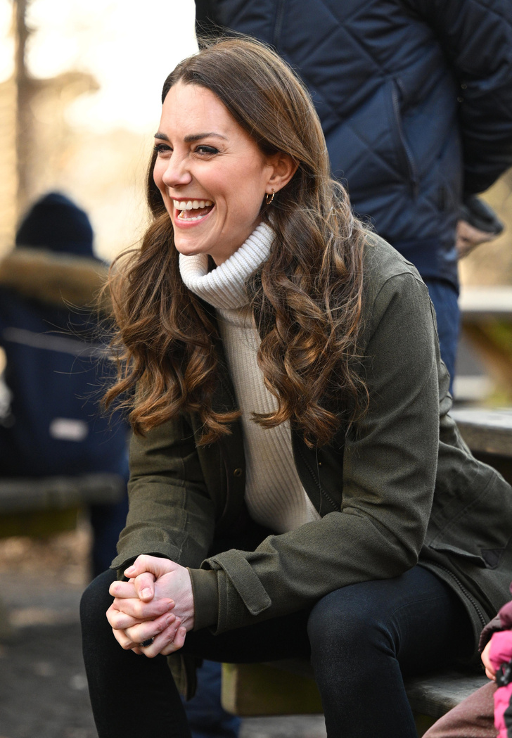 Принцесса и дачный сезон: Кейт Миддлтон в белом свитере H&M за 30 долларов и ботинках челси в Дании
