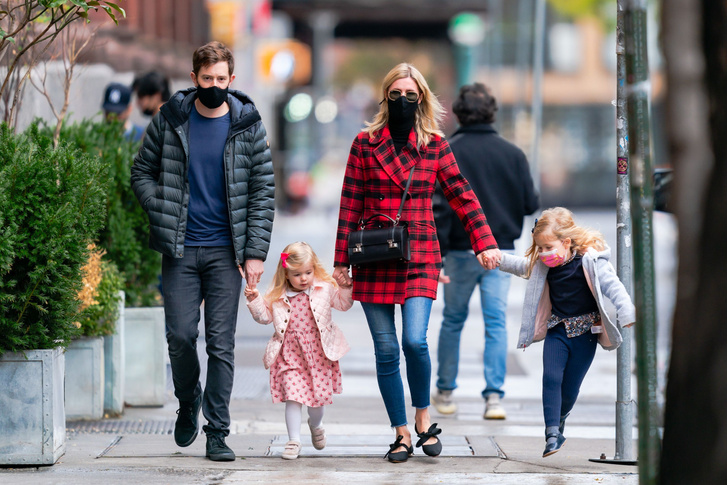 Красный — самый праздничный цвет! Посмотрите на Ники Ротшильд на прогулке с мужем и дочками