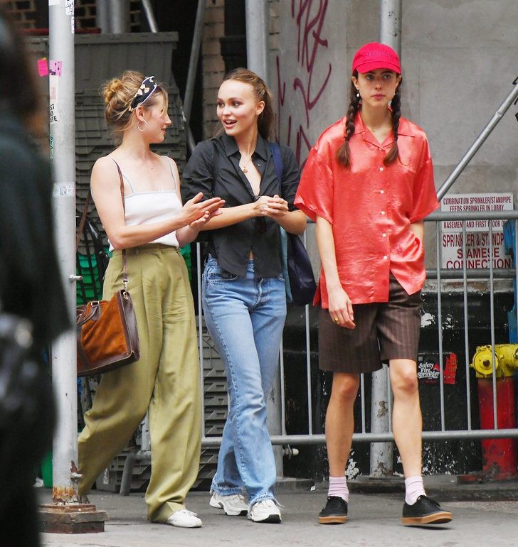 Не жизнь, а кино: Лили-Роуз Депп и Маргарет Куэлли даже на стритстайле похожи на героинь какого-то фильма
