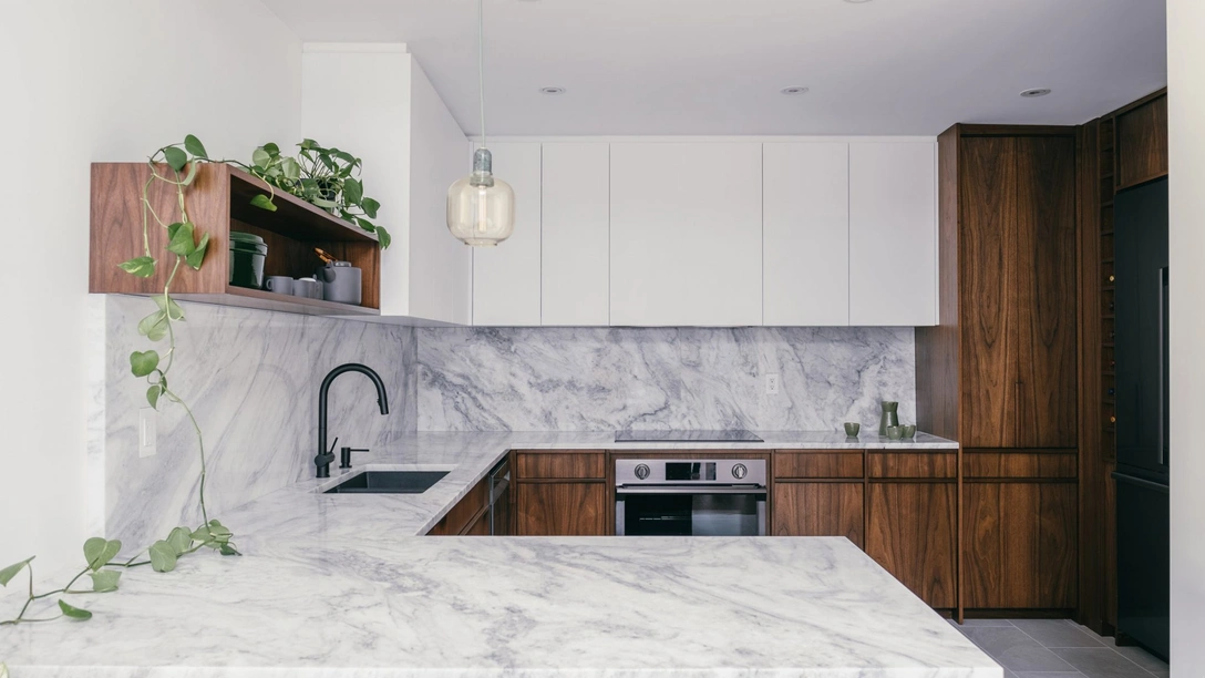 Квартира с видом на собор Святого Иакова в Торонто | Источник: Куртис Чен