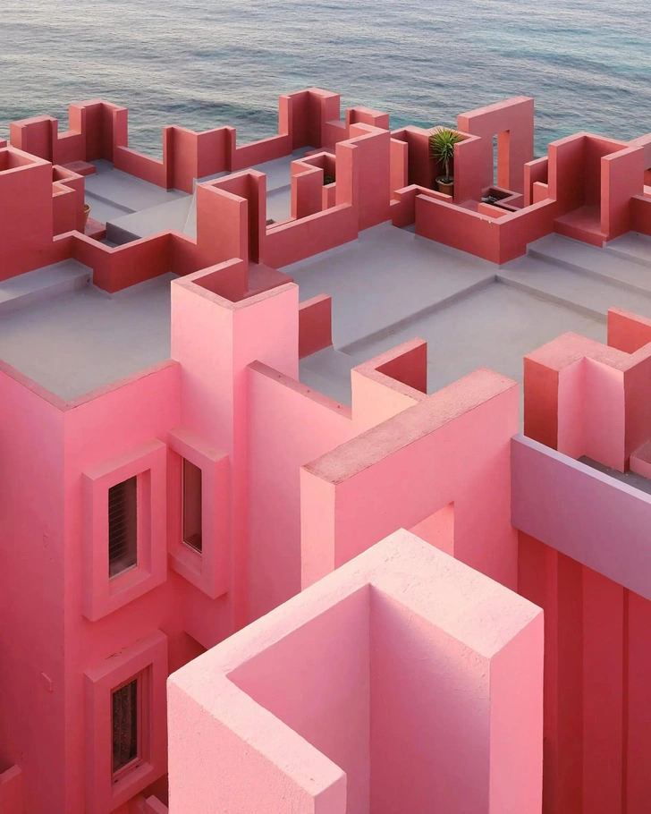 Muralla Roja Рикардо Бофилла в объективе канадских фотографов