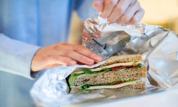 Иначе быть беде: продукты, которые нужно хранить исключительно в фольге — а вы в курсе?