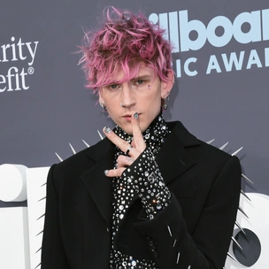 Маникюр на миллион: Machine Gun Kelly показал нейл-арт с бриллиантами на Billboard Music Awards 2022