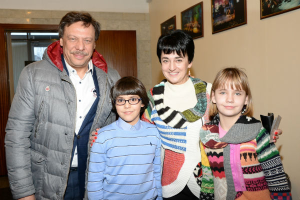 Михаил Барщевский с женой и младшими детьми