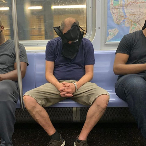 Фото №7 - Как люди ездят в метро во время пандемии: 40 уморительных фото