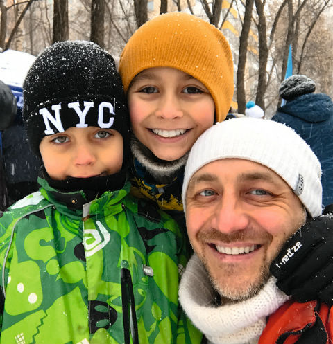 Зимой Алексей часто гуляет с сыновьями в парках