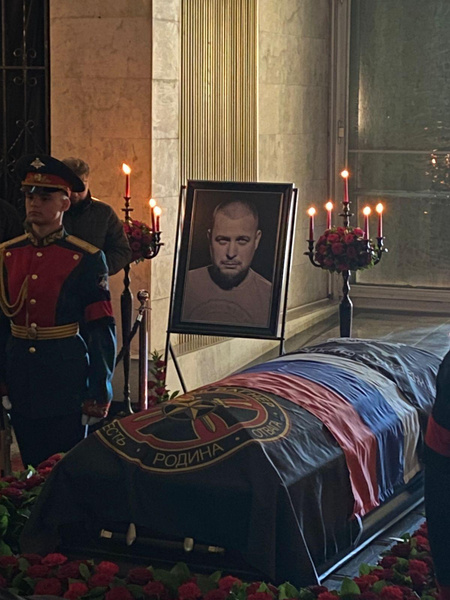 На Троекуровском кладбище идет прощание с Владленом Татарским: репортаж
