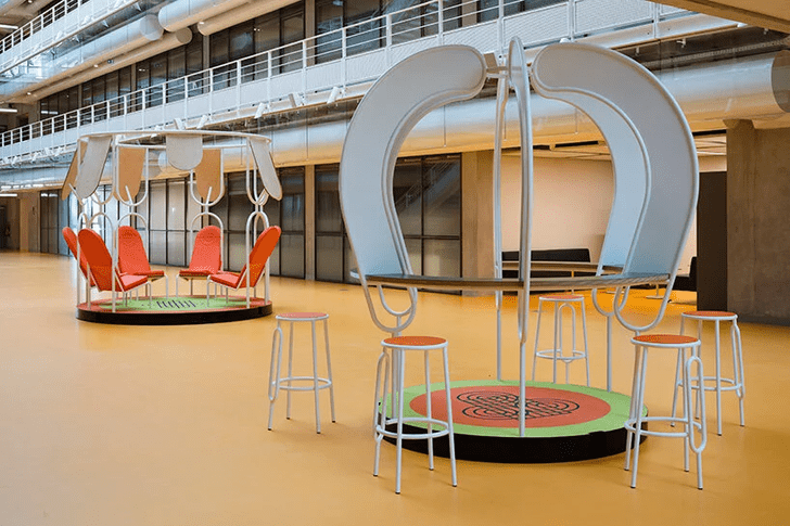 Яркая мебель Матали Крассе в атриуме по проекту Ренцо Пьяно